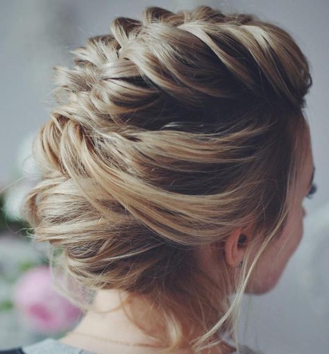 Messy Loosely Braided Loose Updo, Prom Hair Updo, Chic Short Hair, Simple Prom Hair, Prom Hairstyles For Short Hair, Hair Prom, Faux Hawk, Braided Hairstyles For Wedding, Penteado Cabelo Curto