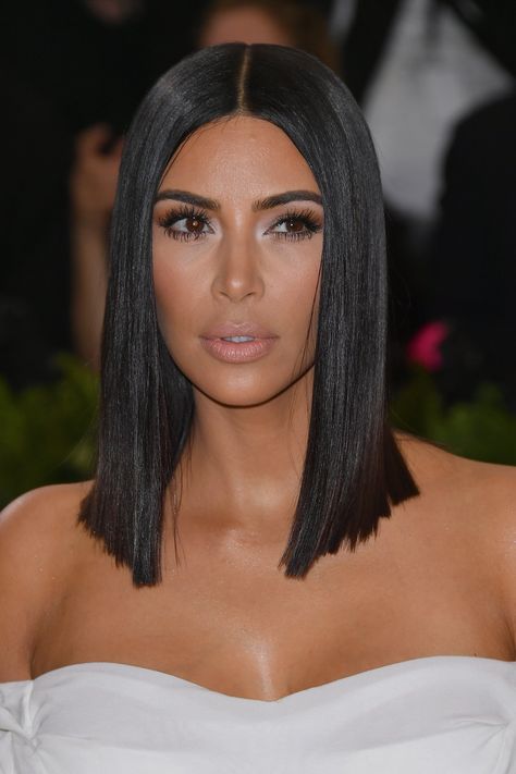 Kim Kardashian Hair and Makeup at the Met Gala 2017 | POPSUGAR Beauty Met Hairstyles, Kim Kardashian Short Hair, Kourtney Kardashian Hair, Gala Makeup, Kim Kardashian Makeup, Kim Kardashian Hair, Kardashian Hair, Hair Colorful, Makeup Hairstyles