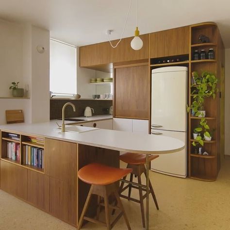 20 Sqm Living Room Kitchen, Mid Century Tiny Apartment, Small Apartment Mid Century, Mid Century Small Apartment, 26sqm Condo Interior Design, Mid Century Tiny House, Mid Century Studio Apartment, Retro Studio Apartment, Small Mid Century House