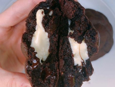 Van Stapele Cookies Recipe, Coco Cookies Recipes, Van Stapele Cookies, College Desserts, Fluffy Buttermilk Pancake Recipe, Ultimate Chocolate Brownies, Chocolate Rum Cake, Jumbo Cookies, Buttermilk Pancakes Recipe