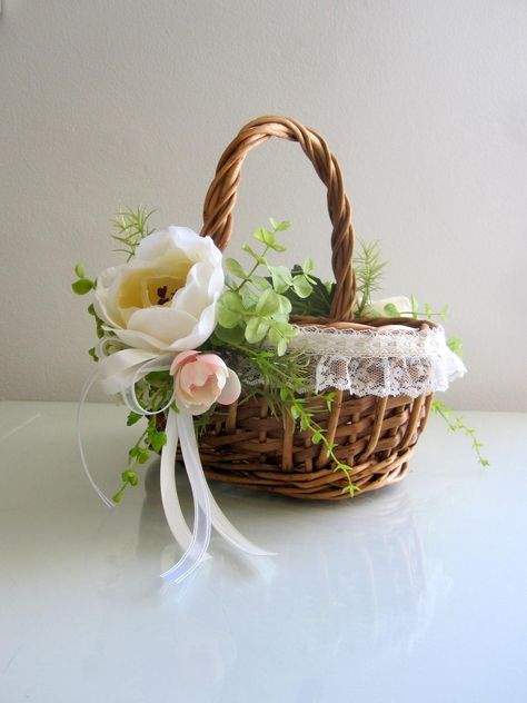 Flower Girl Basket Ideas, Diy Flower Girl Basket, Wedding Flower Basket, How To Decorate Home, Ideas For Weddings, Fruit Basket Gift, Decorate Home, Waste Material, Flower Girl Baskets