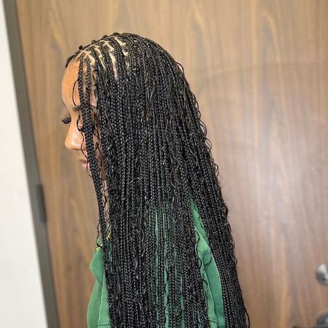 𝑯𝒐𝒖𝒔𝒕𝒐𝒏 𝑩𝒓𝒂𝒊𝒅𝒆𝒓𝒔, 𝒌𝒏𝒐𝒕𝒍𝒆𝒔𝒔👑 on Instagram: "Small medium knotless braids Waist length Bohemian and goddess ends 💃🏾💕 #knotlessbraids #bohemianbraids #goddessbraids #boxbraids" Knotless Braids Waist Length, Small Medium Knotless, Small Medium Knotless Braids, Medium Knotless Braids, Medium Knotless, Bohemian Braids, Knotless Braids, Goddess Braids, March 21