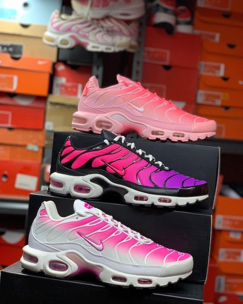 Nike Air Max Plus Tn pour Femme Tn Nike Rose, Nike Tn Women, Air Max Plus Outfits, Nike Tn Shoes, Lacoste Tn, Tn Shoes, Nike Collection, Tout Rose, Basket Nike