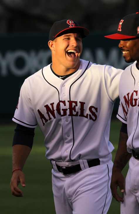 Gorgeous smile, loving the jokes, mike trout is the only person I need Mike Trout Wallpaper Iphone, Mike Trout Wallpaper, Trout Wallpaper, Mike Alstott, Male Athletes, Gorgeous Smile, Baseball Room, Anaheim Angels, Angels Baseball