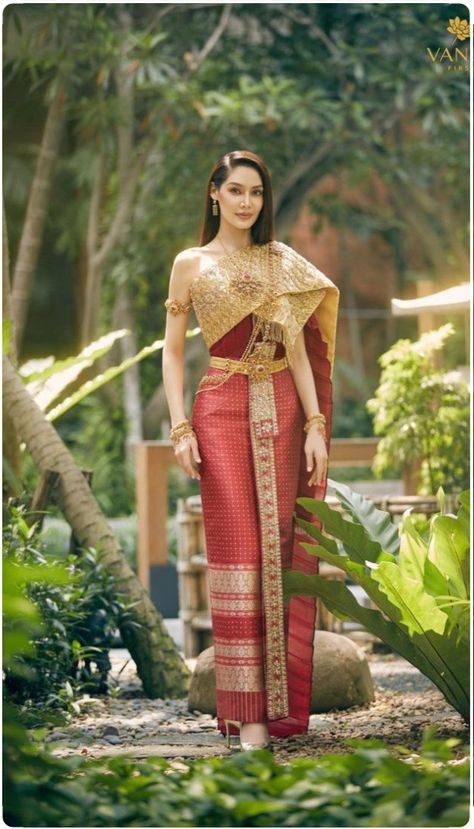 Cambodia Clothing, Thailand Traditional Dress, Cambodia Dress, Khmer Outfit, Dinner Fits, Traditional Thai Clothing, Thai Wedding Dress, Thai Fashion, Thai Wedding