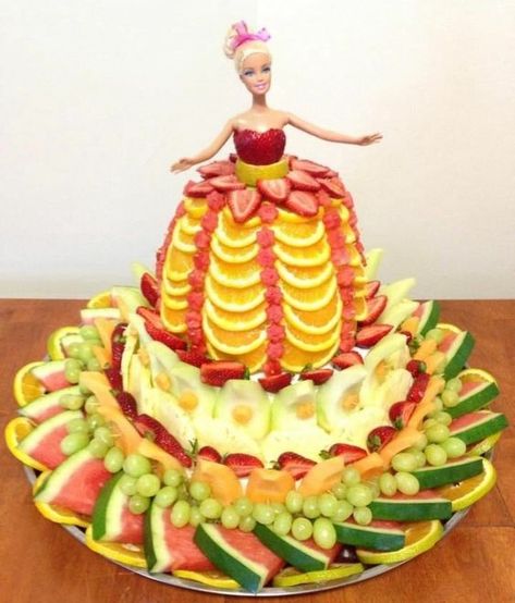 Barbie doll dress fruit tray, best fruit & veggie vegetable tray ideas, fun fruit and veggie ideas, fun food for kids, healthy snacks for kids parties, kid party food, fun holiday food, fruit & veggies for holidays parties celebrations special occasions, fun fruit vegetable platters ideas Salad Display, Fruit Birthday Cake, Fresh Fruit Cake, Fruit Platter Designs, Fruit Creations, Bolo Barbie, Decorações Com Comidas, Vegetable Tray, Fruit And Veggie