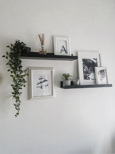 Apartment Entrance Wall Design, Bedroom Wall Shelf Decor, Styling Wall Shelves, Wall Decor With Shelves, Office Wall Art Ideas, Statement Wall Decor, Shelf Wall Decor, Plants Home Decor, Shelf Decor Living Room