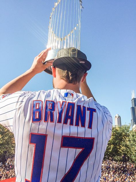 Kris Bryant holding the World Series trophy at the Chicago Cubs Parade 11/04/2016 Cubs World Series 2016, World Series Trophy, Chicago Cubs World Series, Chicago Sports Teams, Cubs Win, Go Cubs Go, Kris Bryant, Chicago Cubs Baseball, Baseball Pictures