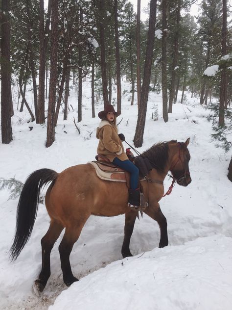 Horseback Riding In The Snow, Winter Horseback Riding, Winter Horse Riding Outfit Western, Horse Riding In Snow, Western Riding Outfit, Horseback Riding Outfit Winter, Western Riding Aesthetic, Winter Horse Riding Outfit, People Riding Horses