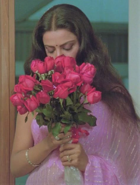 Rekha Actress, Vintage Bollywood Aesthetic, Bollywood Retro, South Asian Aesthetic, Retro Bollywood, 90s Bollywood, Vintage Icons, Vintage Bollywood, Indian Aesthetic