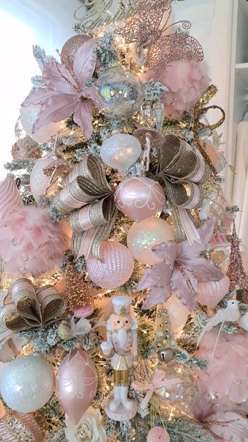 Pink And Gold Christmas Tree, Pink And Gold Christmas, Aesthetic Christmas Tree, Christmas Tree Colour Scheme, Pink Christmas Tree Decorations, Rose Gold Christmas Tree, Rose Gold Christmas Decorations, Christmas Tree Decorating Themes, Rose Gold Christmas