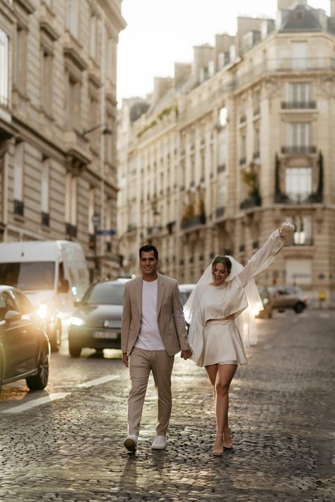 Street Wedding Photography Photo Ideas, Street Engagement Photoshoot, Street Pre Wedding Photography, Pre Wedding Street Style, Pre Wedding Street Photo Ideas, Street Photography Wedding, Paris Pre Wedding Shoot, Wedding Pre Shoot Ideas, Paris Wedding Photoshoot