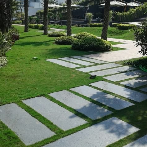 Front Pathway Ideas, Stepping Stones Pathway, Corridor Garden, Stepping Stone Pathway, Outdoor Improvements, Privacy Landscaping, Garden Steps, Garden Walkway, Patio Flooring