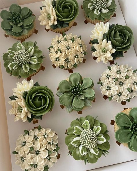 Wedding Cake Ideas Green, Green Floral Cupcakes, Green Flower Cupcakes, Green And White Cupcakes, Green Flower Cake, Deco Cupcake, Cupcakes Flores, Green Cupcakes, Cupcake Decorating Tips