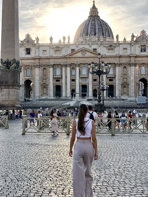 Saint Peters Basilica Vatican City, Vatican City Picture Ideas, Outfits For Vatican City, The Vatican Outfit, Colesium Rome Aesthetic, Vatican City Photo Ideas, Vatican City Outfit Summer, Vatican Photo Ideas, Vatican Outfit