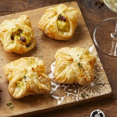 Curry Cranberry Chicken Pockets - Just Bare Foods Curry Chicken Appetizers, Just Bare Chicken, Chicken Pockets, Cranberry Chicken, Chicken Appetizers, Chicken Breast Fillet, Holiday Appetizer, Puff Pastry Dough, Oven Baked Chicken