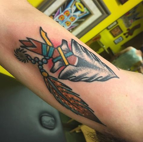 Arrow head piece done a while back #traditional #tattoo #bold #arrow #feather Arrow Head Tattoos, Meaning Of Arrow Tattoo, Tattoo Arrow, Tato Tradisional, 16 Tattoo, Arrow Tattoo Design, Wild Tattoo, Arrow Head, Indian Tattoo