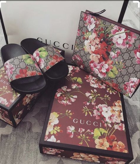 Gucci Flower, Gucci Slides, Cute Sandals, Sport Sandals, Slides Shoes, Gucci Mules, Slipper Shoes, Stylish Shoes, Womens Fashion Casual