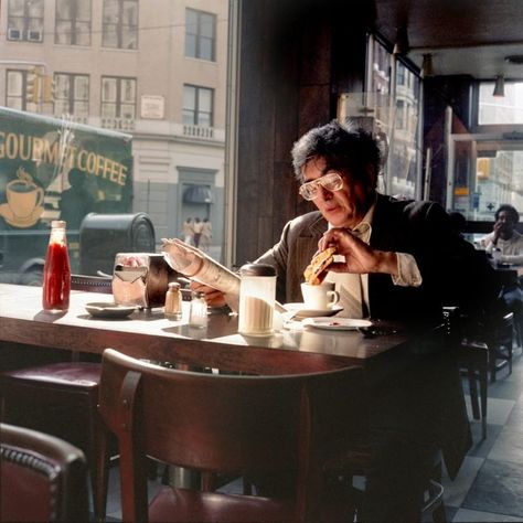 30 Nostalgic Photographs of New York in 1980s Janet Delaney, Sandwich For Breakfast, New York People, Houston Street, Humans Of New York, New York Graffiti, New York Subway, Celebrity Travel, New York Art