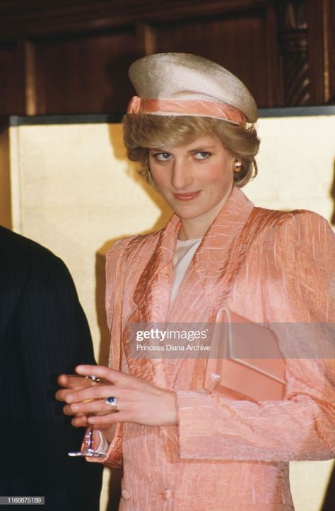 News Photo : Diana, Princess of Wales wearing a pink Bruce... Pink Wardrobe, Princess Diana Fashion, Princess Diana Photos, Princess Diana Pictures, Princes Diana, Diana Fashion, Diana Princess, Lady Diana Spencer, Diana Spencer