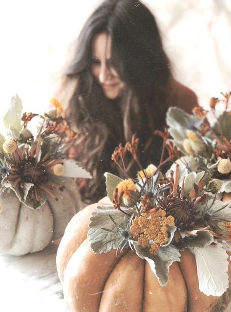 Dried Floral Pumpkin Arrangement, Pumpkin Floral Centerpieces, Thanksgiving Table Decor Ideas, Decorating Pumpkins, Flower Centerpieces Diy, Pumpkin Bouquet, Pumpkin Centerpiece, Pumpkin Arrangements, Thanksgiving Table Decor