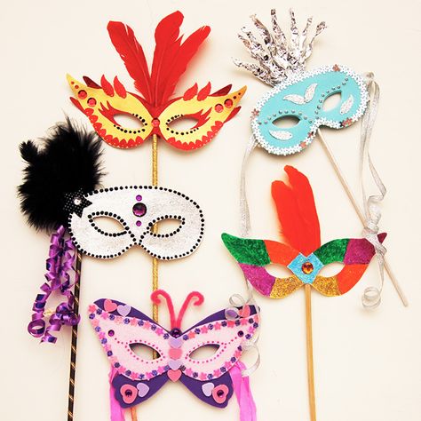 Create your own masquerade mask for Halloween, Mardi Gras or any costume party. This craft includes printable mask templates plus lots of creative mask decorating ideas. Mardi Gras Mask Template, Diy Masquerade Mask, Hand Print Art, Carnival Crafts, Mardi Gras Crafts, Mardi Gras Masks, Mascaras Halloween, Theme Carnaval, Superhero Masks