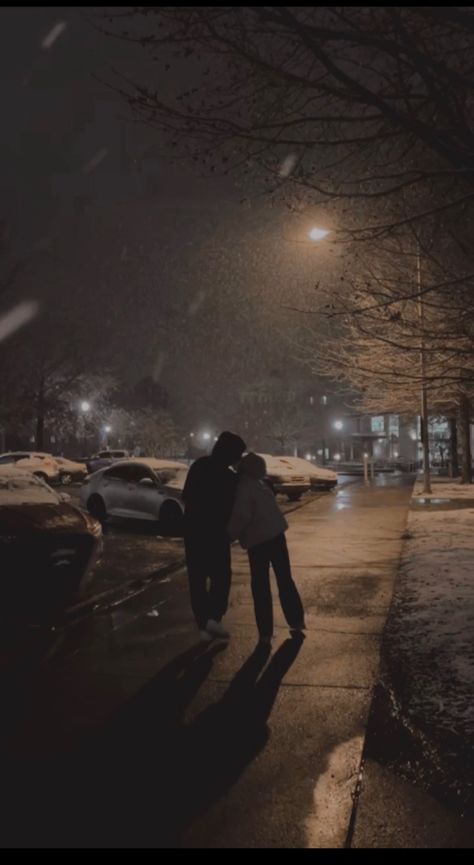 Snowing, couple, cute, kiss, aesthetic, night. Winter Dates Aesthetic, Kissing In Snow, Kissing In The Snow, Snow Date, Snow Kiss, Snowy Engagement Photos, Couples Dancing, Snow Couple, This Kind Of Love