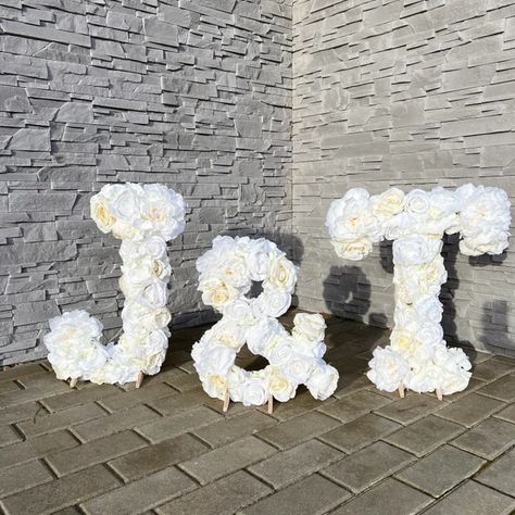 PaulettaStore - Etsy Flower Initials Wedding, Wedding Flower Letters, Flower Letters Wedding, White Engagement Party Decorations, Big Numbers Decoration, Floral Letters Diy, White Party Wedding, Floral Letters Wedding, Bridal Shower Decoration