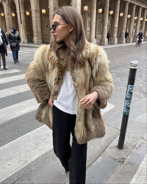 Beige Fur Coat Outfit, Fur Jacket Outfit, Creamy Oatmeal, Faux Fox Fur Coat, Fur Outfit, Fur Coat Outfit, Thick Coat, Loose Cardigan, Fur Clothing