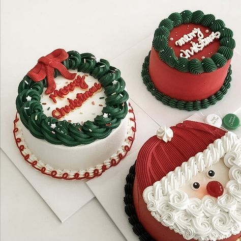 Christmas Cake 2022, Christmas Bento Cake Design, Christmas Bento Cake, Mini Christmas Cakes, Santa Cake, Christmas Cakes Easy, Christmas Pastries, Christmas Themed Cake, Christmas Cake Designs