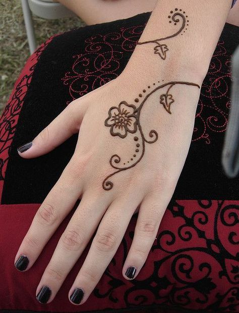 Explore the world of henna tattoos with our collection of 55+ of the best designs. As a bonus, we'll give you the meaning and care tips for these patterns Very Easy Henna Designs Simple, Inai Design Simple, Henna For Inside Hand, Henna Designs Kids Simple, Hena Cute Design, Henna For Little Kids, Hena Simple Design, Contoh Henna Simple, Corak Inai Simple Cantik