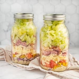 Safeway - Italian-Style Mason Jar "Grinder Salad" with Mixed Deli Meats, Cheese & Pepperoncini Grinder Salad, Salad Jar Recipe, Jar Salad, Mason Jar Salad Recipes, Oven Roasted Turkey, Roast Turkey Breast, Mason Jar Salad, Mason Jar Meals, Deli Meats