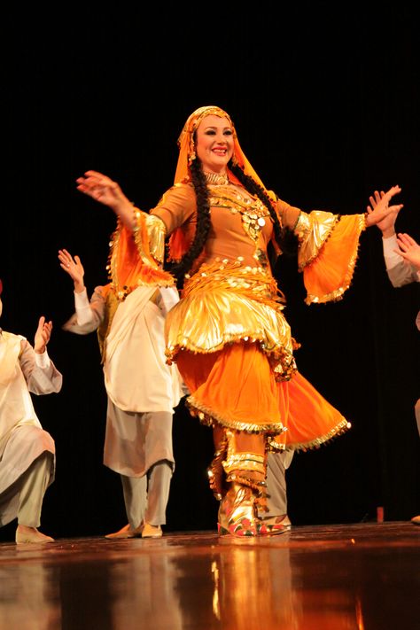 she was shaking her waist so fast while walking. Traditional Egyptian Clothing, Middle East Clothing, Dance Traditional, Egyptian Man, Raqs Sharqi, Egyptian Dress, Vintage Egypt, Dancing Outfits, Egyptian Clothing