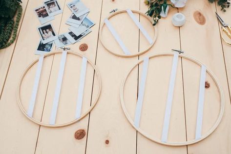 DIY Wedding Photo Display in Embroidery Hoops Picture Holder Diy, Unique Photo Display, Diy Photo Displays, Senior Party, Diy Photo Display, Wedding Photo Display, Photo Wall Display, Embroidery Hoop Crafts, Diy Photo Frames