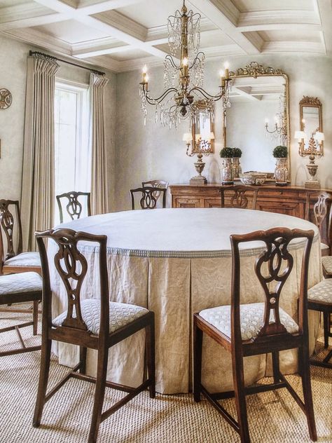 Maison Decor: Incredible Painted Finishes! Segreto Style! Chair Slipcovers Dining, Skirted Dining Table, Segreto Style, Interior Design Vignette, Mesa Camilla, Skirted Table, Dining Room Idea, Dining Room Tablecloth, Dining Tablecloth