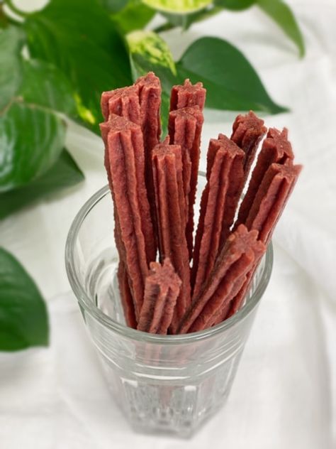 Raw Strawberry Twizzlers Diy Twizzlers, Homemade Twizzlers, Freeze Dried Candy Diy, Strawberry Twizzlers, Dehydrator Snacks, Dehydrator Ideas, Fruit Lollies, Sweets Healthy, Dried Watermelon