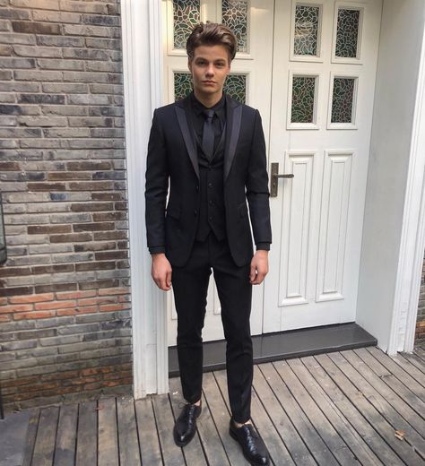 Florian Maček on Instagram: “Let’s marry in all black. 🖤” Prom Guys Outfits, Prom Boys Outfit, Homecoming Guys Outfits, Boy Prom Outfit, Boys Photoshoot, All Black Suit, Prom For Guys, Homecoming Suits