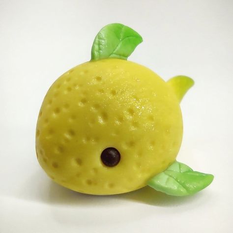 Handmade polymer clay hand painted yellow chubby lemon shark figurine.  About 1.75" long. Unglazed. My sculpts make great gifts for kids BUT they are not intended to be toys! Please handle with the same care that was used to make it! Polymer clay and resin are durable, water resistant plastics, but they can be broken! Avoid bending, hitting, scratching, dropping or submerging your sculpt in water! If properly cared for, your little buddy will last you for many years to come! Clay Shark Easy, Cute Clay Sculptures, Clay Puffer Fish, Goldfish Polymer Clay, Frog Sculpture Clay Cute, Polymer Clay Rubber Duck, Lemon Shark, Clay Idea, Cute Decor