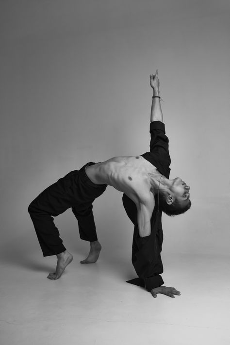 Male Ballet Photography, Male Contortionist Poses, Men Dance Poses, Male Contemporary Dancer, Male Dance Photography, Male Dance Poses, Male Dancer Photography, Male Dancer Aesthetic, Dancing Pose Reference