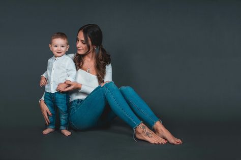 Sesion en estudio mamá e hijo Studio Photoshoot Ideas Mom And Son, Mommy Son Pictures, Mommy Son Outfits, Mom Daughter Photos, Mother Son Photos, Maternity Shoot Outfit, Son Photo Ideas, Mother Baby Photography, Mommy And Me Photo Shoot