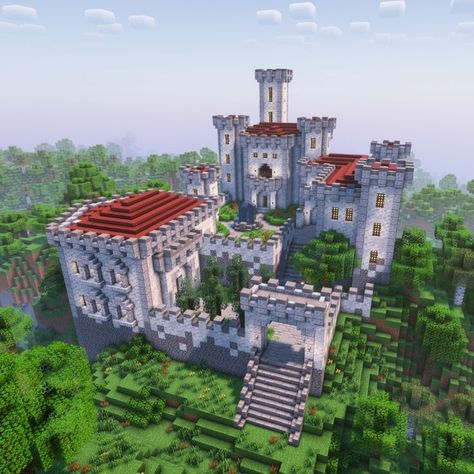 A white medieval castle. Full tutorial at the link! Minecraft Medieval Castle Interior, Minecraft Castle Layout, Castle Blueprints, Minecraft Medieval Buildings, Minecraft Medieval Castle, Minecraft Castle Blueprints, Castle Layout, Case Minecraft, Minecraft House Tutorials