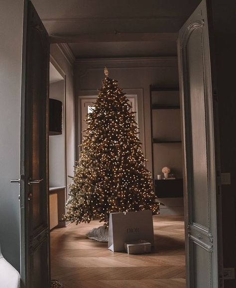 dreamed about you (@dreamed.about.you) • Instagram photos and videos Creative Christmas Trees, Christmas Interiors, Christmas Feeling, Christmas Living Rooms, Christmas Inspo, Christmas Mood, Cozy Room, Decoration Christmas, Christmas Aesthetic