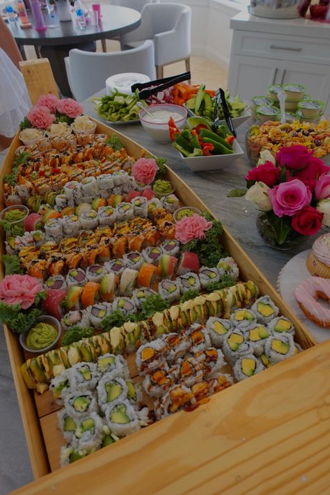 Quince Dinner Food Ideas, Sushi Bachelorette Party, Aesthetic Wedding Food Table, Sushi Boat Display, Sweet 16 Food Ideas, Seafood Catering, Sushi Catering, Sushi Buffet, Sushi Recipes Homemade