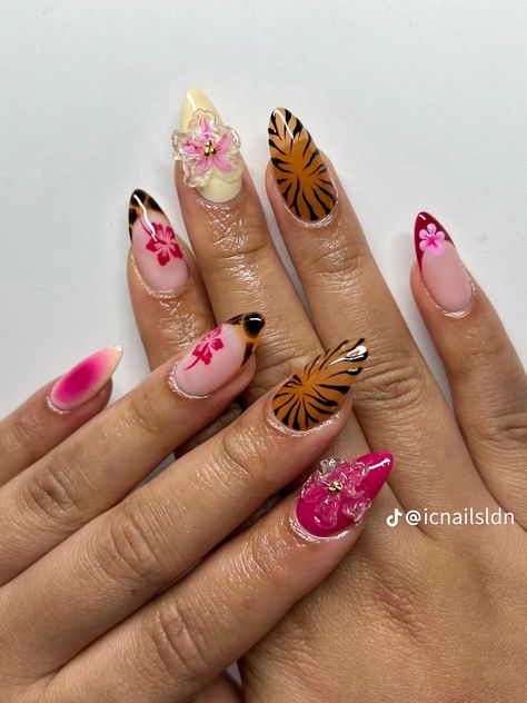 Almond French Tip Design, Tip Design Nails, Tokyo Nails, Trip Nails, Almond French Tip, French Tip Design, Really Cute Nails, Acrylic Nails Coffin Pink, Japan Trip