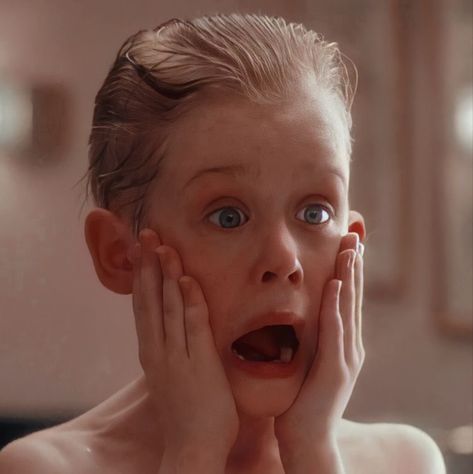 Kevin Home Alone, Christmas Gallery Wall, Kevin Mccallister, Home Alone Movie, You Ruined Me, Movie Home, Macaulay Culkin, Cute Christmas Wallpaper, Special Place In My Heart