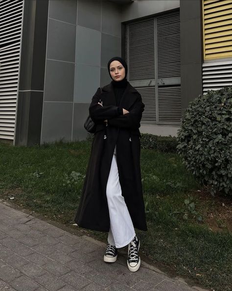 Long Coat Outfit Hijab, Coat Hijab Outfit, Hijabi Dark Academia, Vintage Hijab Outfit, Black Coat Outfit Winter, Long Blazer Outfit, Fall Coat Outfit, Black Coat Outfit, Trench Outfit