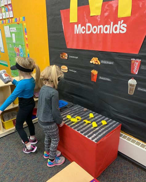 Restaurant Theme Preschool, Mcdonalds Party, Preschool Restaurant, Kindergarten Inquiry, Diy Carnival Games, Dramatic Play Themes, Cardboard Houses, Mc Donald's, School Age Activities