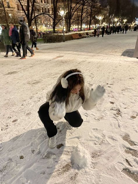 Cute Winter Outfits Aesthetic Snow, Winter Aquarium Outfit, Winter Earmuffs Outfit, White Ear Muffs Outfit, Winter Outfits With Earmuffs, Aquarium Outfit Ideas Winter, Ohrenwärmer Outfit, Outfits With Earmuffs, Eat Muffs Outfit