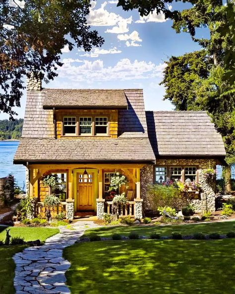 Cottage House Exterior, Lake House Interior, Lake Houses Exterior, Small Cottage Homes, Small Cottages, Casa Country, Cottage Exterior, Casas Coloniales, Cottage Cabin