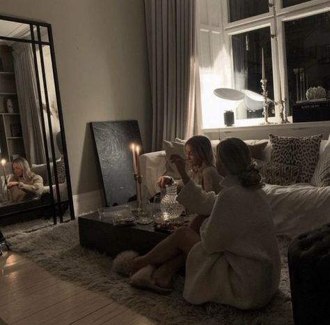 New Apartment With Best Friend, Living With Bestie, Bestie Apartment Goals, Best Friend Living Together, Apartment With Best Friend, Best Friend Apartment Ideas, Romantasizing Life, Jazz Aesthetic, Friends At Home